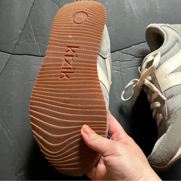 Kizik Milan Gray and White Women's Sneakers - Picture 5 of 6